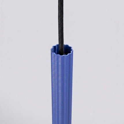Suspension Cannelée 1 Lumière acier bleu outremer sur fond coloré, vue de trois quarts