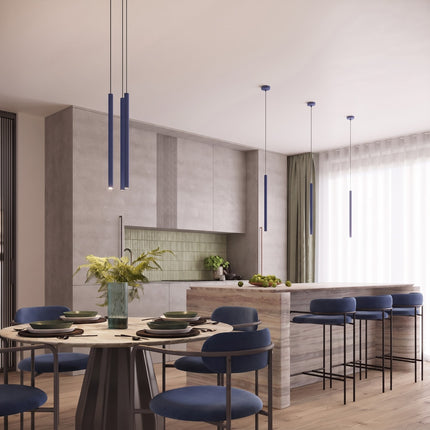Suspension Cannelée 1 Lumière acier bleu outremer au-dessus d'un îlot de cuisine