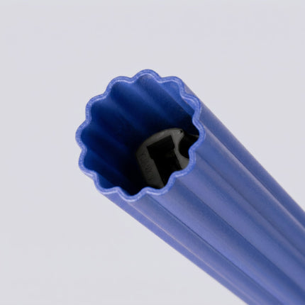 Suspension Cannelée 1 Lumière acier bleu outremer, packshot de trois quarts