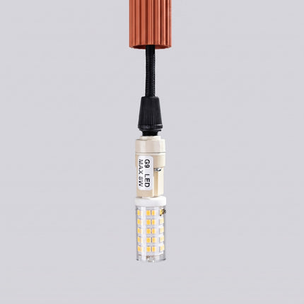 Suspension Cannelée 1 Lumière acier ocre rouge, détail de la douille et du câble