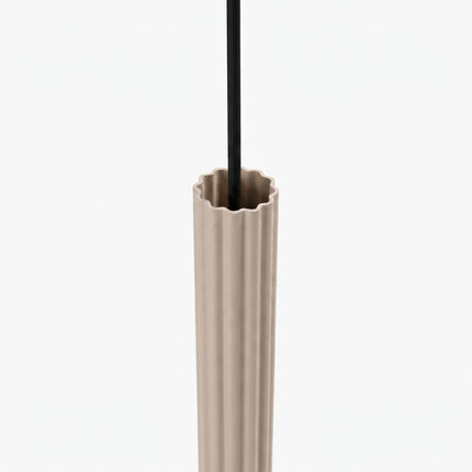 Suspension Cannelée 1 Lumière acier taupe sur fond coloré, vue de trois quarts