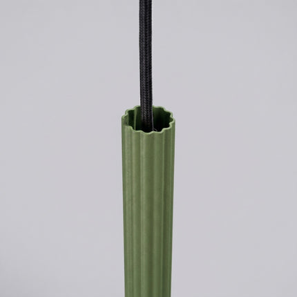 Suspension Cannelée 1 Lumière acier vert olive sur fond coloré, vue de trois quarts