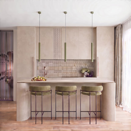 Suspension Cannelée 1 Lumière acier vert olive au-dessus d'une table à manger