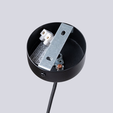 Gros plan sur les cannelures du tube en acier noir de la suspension design Sovala.
