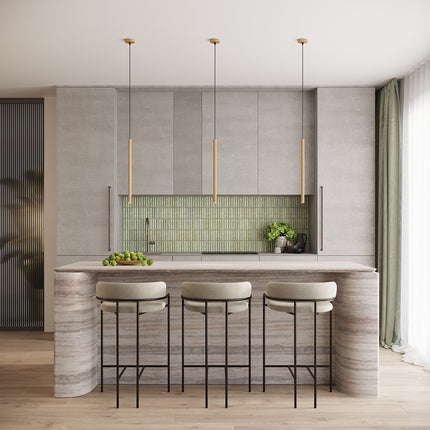Suspension cannelée dorée installée au-dessus d'un îlot de cuisine, ambiance chaleureuse et raffinée.