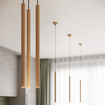 Suspension cannelée dorée dans un salon contemporain, lumière douce et intérieur élégant.