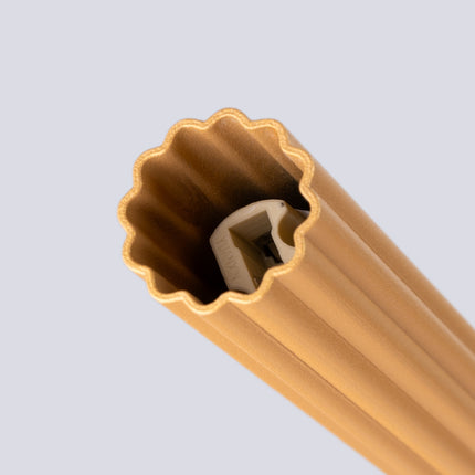 Détail de la finition dorée striée du tube de la suspension cannelée.