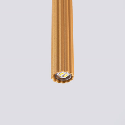 Vue détaillée de la base du tube cannelé doré et de son ouverture pour ampoule.