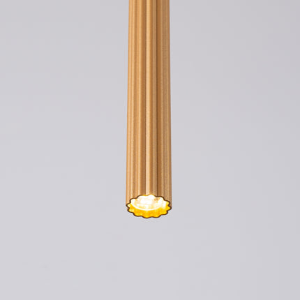 Dernier détail du tube strié doré, mettant en valeur la qualité de finition.