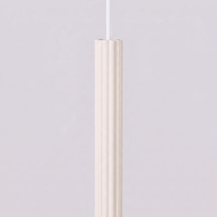 Suspension Cannelée 2 Lumières acier beige clair sur fond coloré, vue de trois quarts