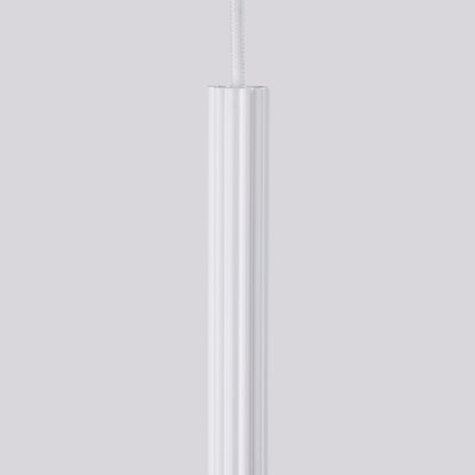 Suspension Cannelée 2 Lumières Acier Blanche, vue sur fond coloré