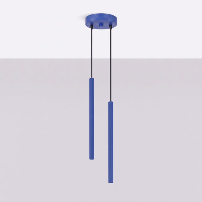 Suspension Cannelée 2 Lumières acier bleu outremer, vue en situation sur fond clair