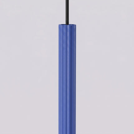 Suspension Cannelée 2 Lumières acier bleu outremer sur fond coloré, vue de trois quarts