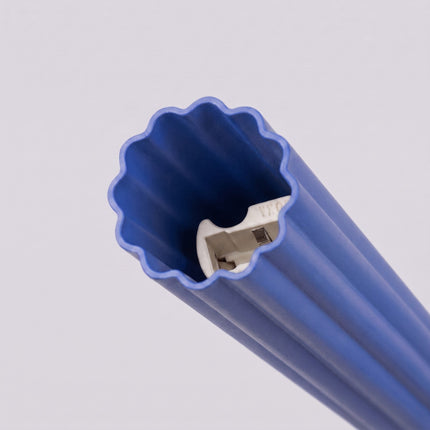 Suspension Cannelée 2 Lumières acier bleu outremer, détail de la douille et du câble