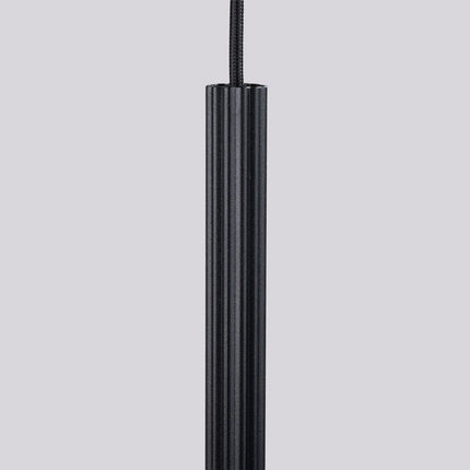 Suspension Cannelée 2 Lumières Acier Noire, vue sur fond coloré