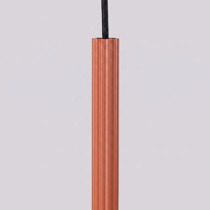 Suspension Cannelée 2 Lumières acier ocre rouge sur fond coloré, vue de trois quarts