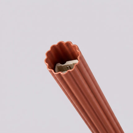 Suspension Cannelée 2 Lumières acier ocre rouge, détail de la douille et du câble