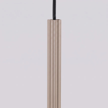 Suspension Cannelée 2 Lumières acier taupe sur fond coloré, vue de trois quarts