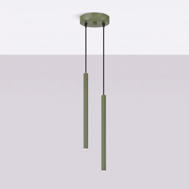 Suspension Cannelée 2 Lumières acier vert olive, vue en situation sur fond clair