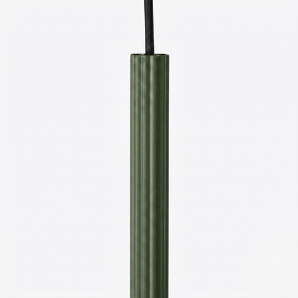 Suspension Cannelée 2 Lumières acier vert olive sur fond coloré, vue de trois quarts