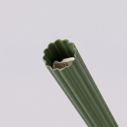 Suspension Cannelée 2 Lumières acier vert olive, détail de la douille et du câble