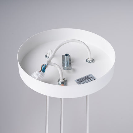 Gros plan sur les cannelures des tubes en acier blanc de la suspension design Sovala.