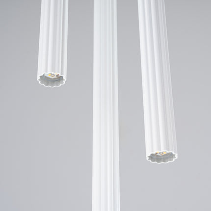 Détail de la finition blanche striée des tubes de la suspension cannelée 3 lumières.