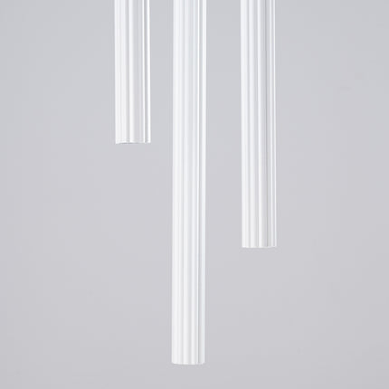 Détail de la rosace de fixation blanche à trois câbles au plafond.