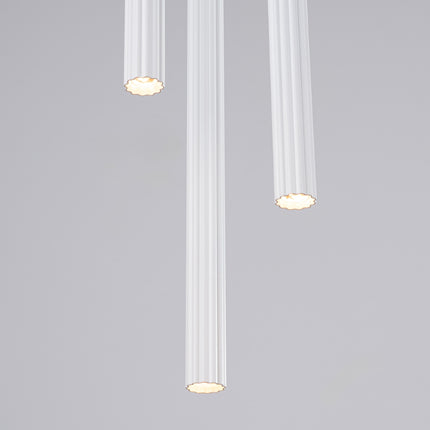 Détail texturé des stries des tubes cannelés blancs, sous un éclairage naturel.