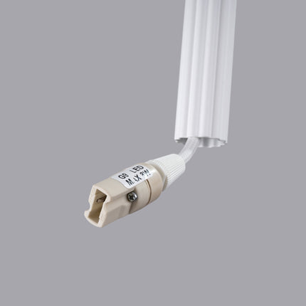 Gros plan sur la finition blanche nette de la suspension cannelée 3 lumières Sovala.