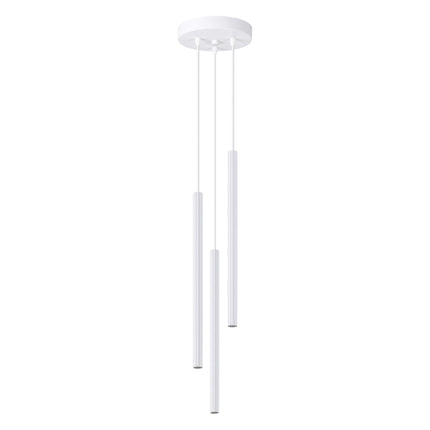Suspension design cannelée blanche à trois lumières, vue de face sur fond blanc, tubes en acier striés.
