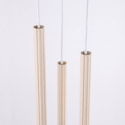 Suspension Cannelée 3 Lumières acier beige clair sur fond coloré, vue de trois quarts