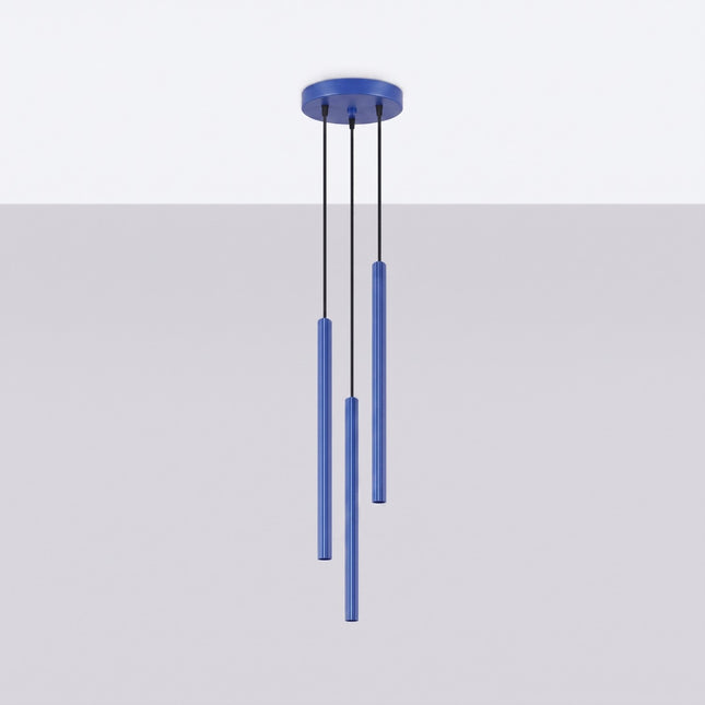 Suspension Cannelée 3 Lumières acier bleu outremer, vue en situation sur fond clair