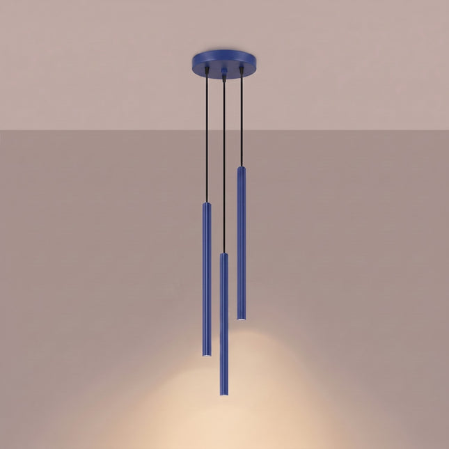 Suspension Cannelée 3 Lumières acier bleu outremer allumée, faisceau resserré