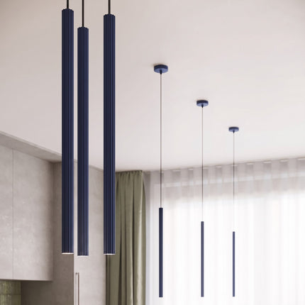 Suspension Cannelée 3 Lumières acier bleu outremer dans un intérieur contemporain