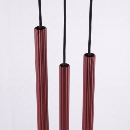Suspension Cannelée 3 Lumières acier bordeaux sur fond coloré, vue de trois quarts