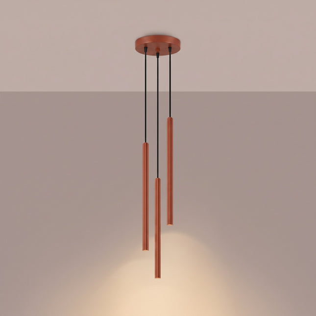 Suspension Cannelée 3 Lumières acier ocre rouge allumée, faisceau resserré