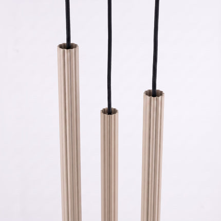 Suspension Cannelée 3 Lumières acier taupe sur fond coloré, vue de trois quarts