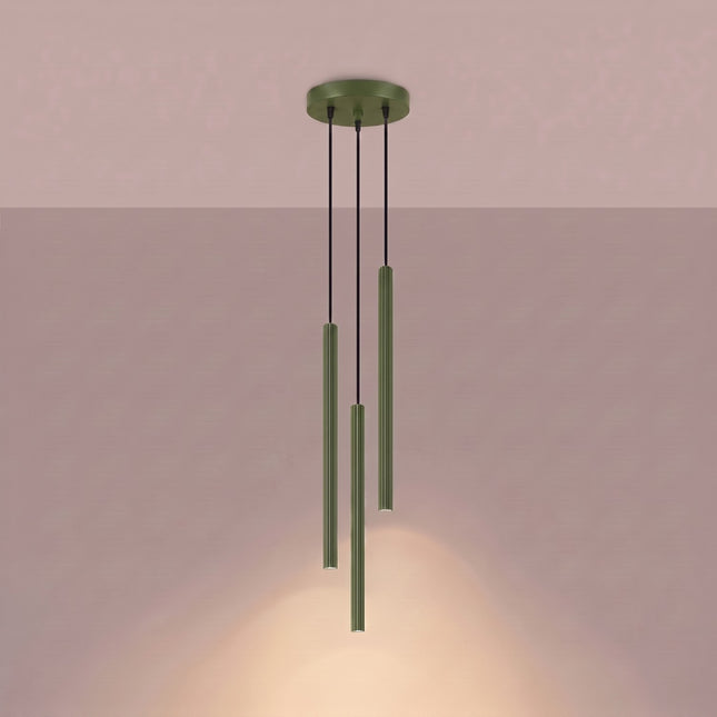 Suspension Cannelée 3 Lumières acier vert olive allumée, faisceau resserré
