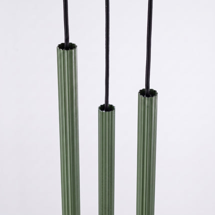 Suspension Cannelée 3 Lumières acier vert olive sur fond coloré, vue de trois quarts
