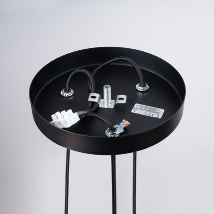 Gros plan sur les cannelures des tubes en acier noir de la suspension design Sovala.