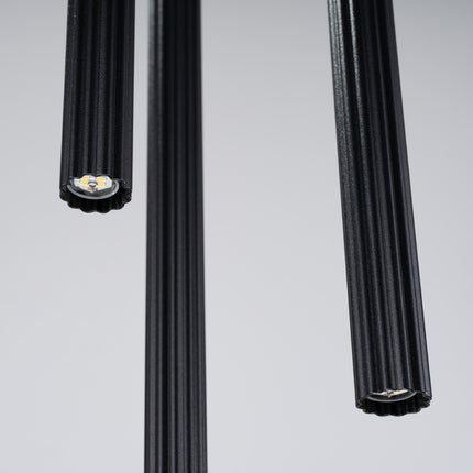 Détail de la finition noire striée des tubes de la suspension cannelée 3 lumières.