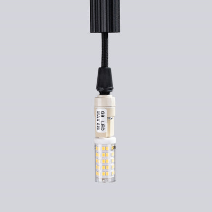 Gros plan sur la finition noire mate de la suspension cannelée 3 lumières Sovala.