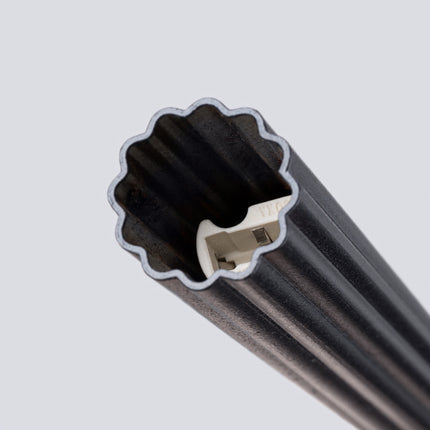 Dernier détail des tubes striés noirs, mettant en valeur la qualité de finition.
