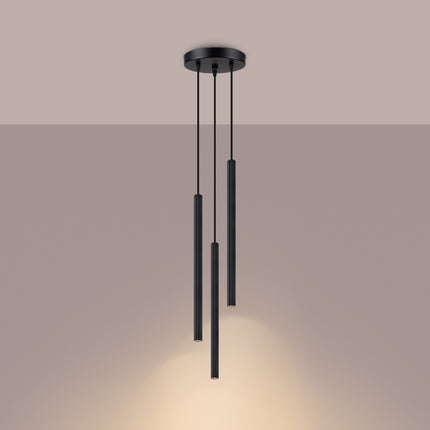 Suspension cannelée noire 3 lumières vue de trois quarts, rosace de fixation au plafond.