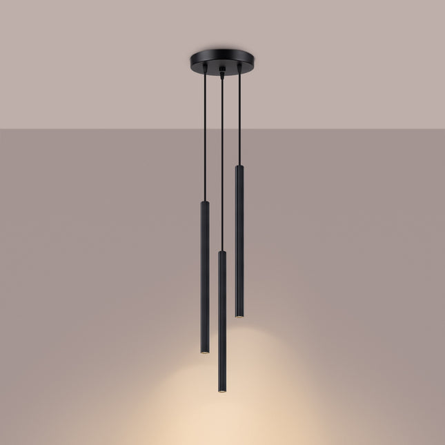 Suspension cannelée noire 3 lumières vue de trois quarts, rosace de fixation au plafond.