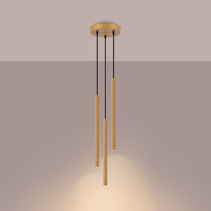 Suspension cannelée dorée 3 lumières vue de trois quarts, rosace de fixation au plafond.