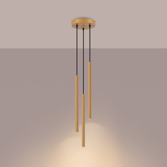 Suspension cannelée dorée 3 lumières vue de trois quarts, rosace de fixation au plafond.