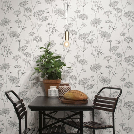 Suspension Cannes dorée au-dessus d'une table de salle à manger, papier peint floral en fond