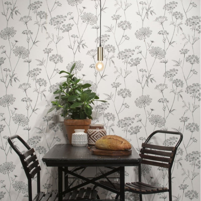 Suspension Cannes dorée au-dessus d'une table de salle à manger, papier peint floral en fond